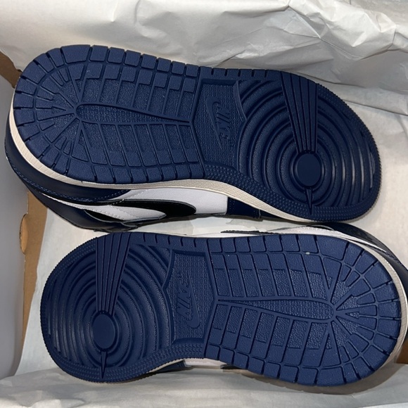 BIG KIDS' AIR JORDAN RETRO 1 HIGH OG CASUAL SHOES - Picture 7 of 9